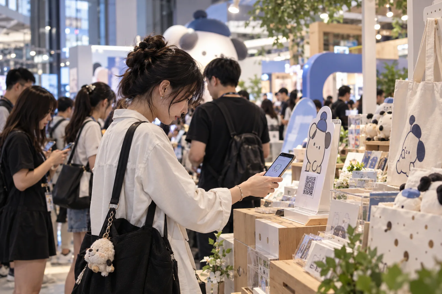 品牌快闪店内，年轻参与者在互动装置前使用手机完成打卡
